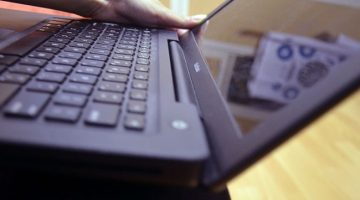 شرح تنظيف لوحة مفاتيح اللاب توب والكمبيوتر من الاتربة
